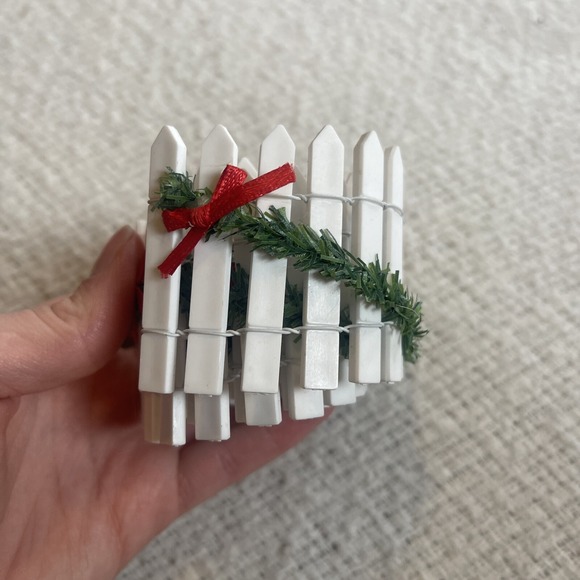 Lemax Accessory Fence 24" White Mock-Wood Picket Fence Christmas Garland Flexabl - Picture 3 of 4